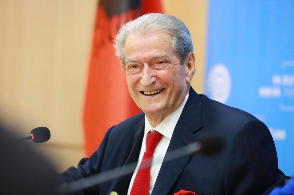 “Robi plaket kur don vet”/ Berisha komenton largimin e ish-zyrtarëve drejt PS: Fatkeqësi…