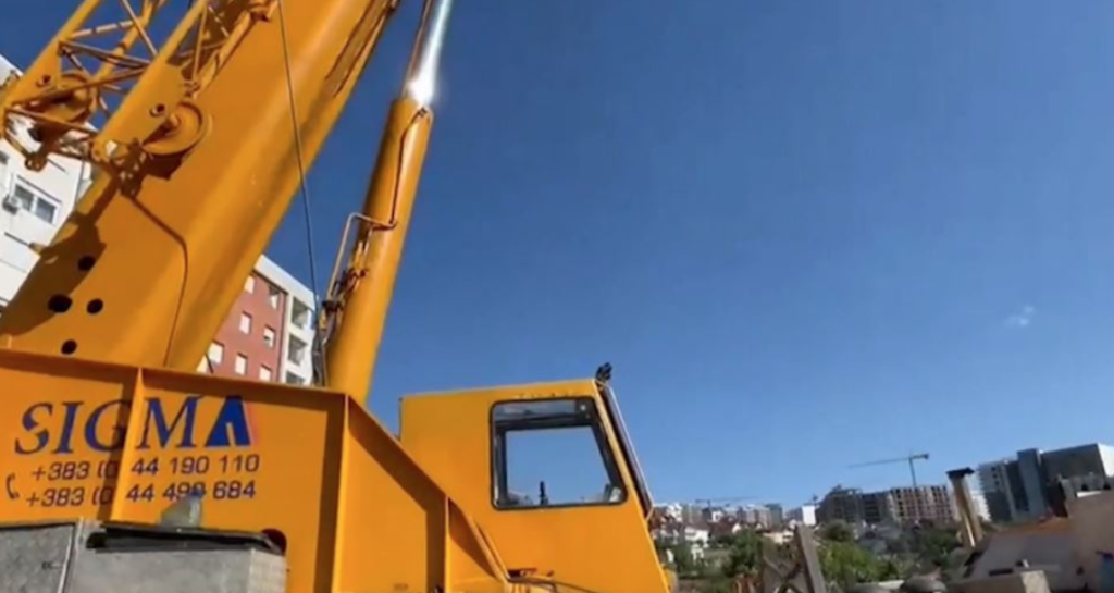 TRONDITËSE/ Këputet krahu i vinçit, 26-vjeçari vdes në vendin e punës