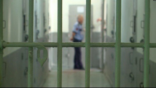 Tentuan të fusnin thikë dhe celular në burgun e grave në Pojskë, shoqërohen tre familjarë rumunë