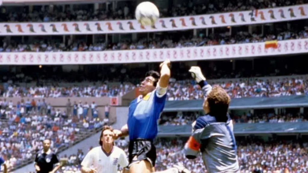 Topi i “Dorës së Zotit” të Maradonës shitet për 3.35 milionë dollarë