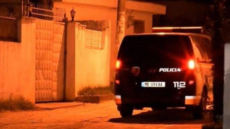 E rëndë në Lushnjë/ 45-vjeçari me probleme mendore vret nënën dhe plagos rëndë të atin dhe merr arratinë