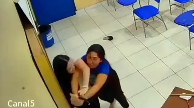 VIDEO/ 17-vjeçarja sulmon mësuesen me thikë pasi i vendosi notë të ulët në test