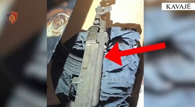 “Mos hajde se do të vras”, kërcënoi 35-vjeçarin me kallashnikov, arrestohet i riu në Rrogozhinë