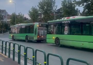 Skandal me linjën “Shkozë-Qendër”, shoferët ndërpresin shërbimin në orarin e punës