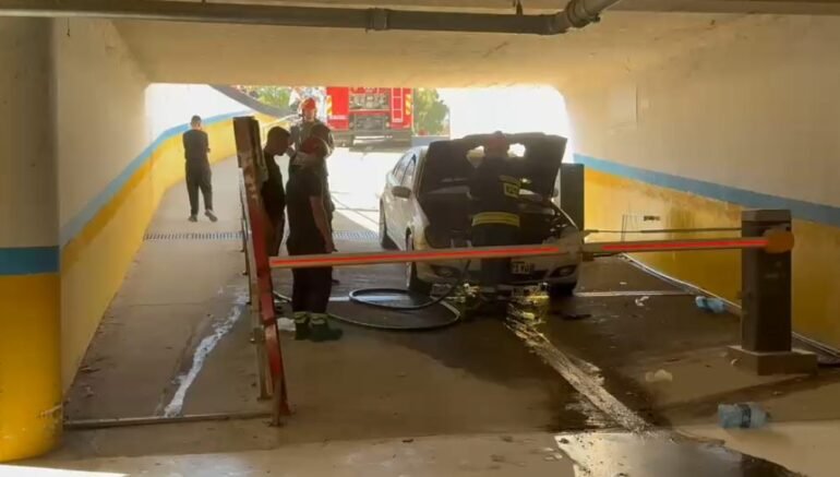 Fier/ Përfshihet nga flakët automjeti në një parkim nëntokësor, banorët në panik